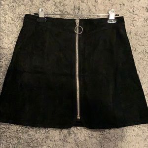 Zara women skirt. Color black with silver zipper!